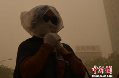 新疆庫爾勒市遭遇沙塵侵襲_中國日報網環保